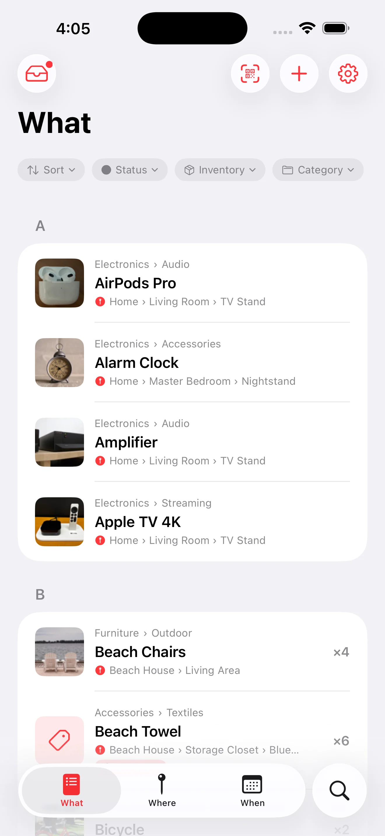 Whateren sur iPhone, onglet Quoi : une liste d'objets avec leurs photos, leurs catégories et le lieu où chacun se trouve